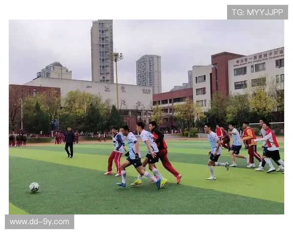 少年以纸上描绘足球战术方案激发团队合作与竞技智慧